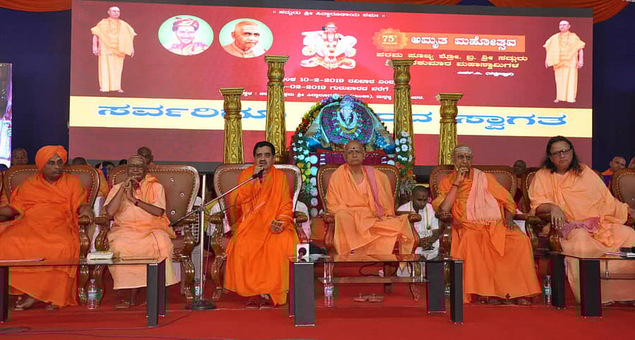 ಬೀದರ್ನ ಸಿದ್ಧಾರೂಢ ಮಠದಲ್ಲಿ ಶಿವಕುಮಾರ ಸ್ವಾಮೀಜಿ ಅವರ ಅಮೃತ ಮಹೋತ್ಸವದ ಎರಡನೇ ದಿನವಾದ ಸೋಮವಾರ ನಡೆದ ಪ್ರವಚನ ಕಾರ್ಯಕ್ರಮದಲ್ಲಿ ಹಾರಕೂಡದ ಚೆನ್ನವೀರ ಶಿವಾಚಾರ್ಯ ಆಶೀರ್ವಚನ ನೀಡಿದರು