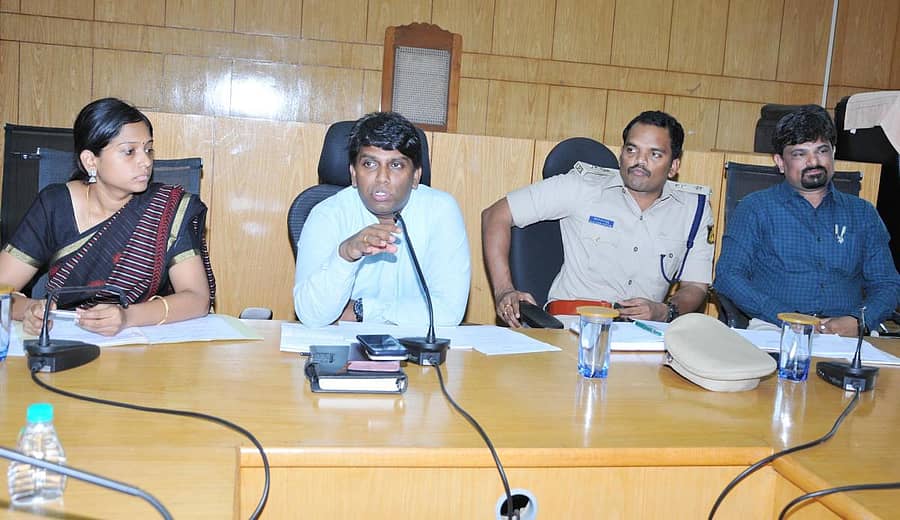 ಸಭೆಯಲ್ಲಿ ಜಿಲ್ಲಾಧಿಕಾರಿ ಡಾ.ಕೆ.ರಾಕೇಶ್ ಕುಮಾರ್ ಮಾತನಾಡಿದರು