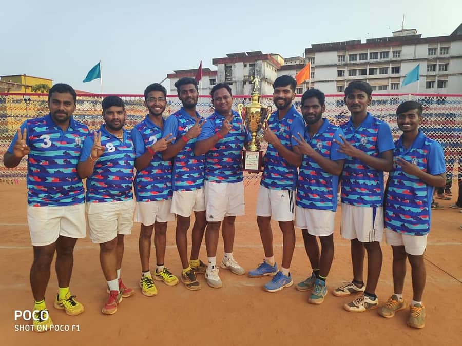 ಪುರುಷರ ವಿಭಾಗದಲ್ಲಿ ಪ್ರಶಸ್ತಿ ಜಯಿಸಿದ ಆಳ್ವಾಸ್ ತಂಡದವರು ಟ್ರೋಫಿಯೊಂದಿಗೆ ಸಂಭ್ರಮಿಸಿದರು (ಎಡದಿಂದ) ಕಿರಣ್ ಕುಮಾರ್, ರವಿರಾಜ್, ಆಕಾಶ್, ಮಹದೇವಸ್ವಾಮಿ, ಅಭಿಜಿತ್ ನಂದಿ (ನಾಯಕ), ಉಲ್ಲಾಸ್, ಗೋಪಾಲ್, ಯಶವಂತ್ ಮತ್ತು ಕವನ್.