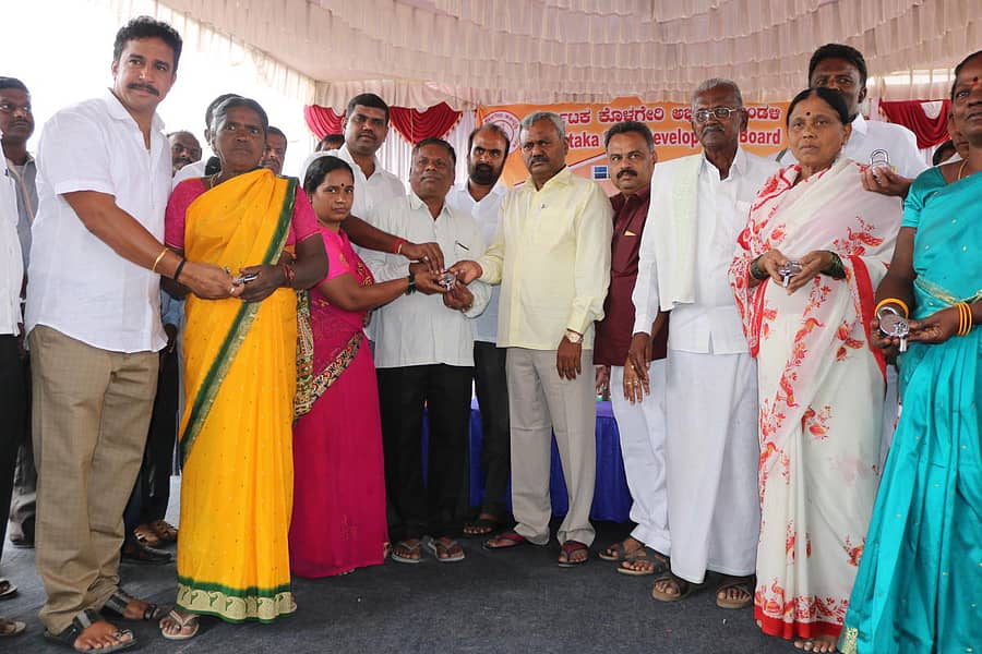 ಜಿ.ಹೊಸಹಳ್ಳಿಯಲ್ಲಿ 20 ಮನೆಗಳ ಕೀಲಿಗಳನ್ನು ಬಿಡಿಎ ಅಧ್ಯಕ್ಷ ಹಾಗೂ ಶಾಸಕ ಎಸ್.ಟಿ.ಸೋಮಶೇಖರ್ ಫಲಾನುಭವಿಗಳಿಗೆ ಹಸ್ತಾಂತರ ಮಾಡಿದರು