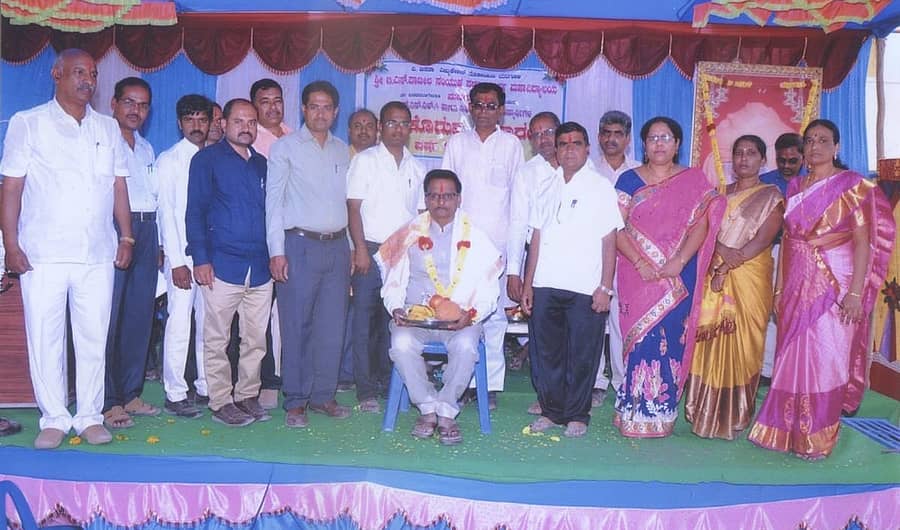 ಸೇವೆಯಿಂದ ನಿವೃತ್ತರಾದ ಕ್ರೀಡಾ ಉಪನ್ಯಾಸಕ ಬಿ.ಎಂ.ಪಾಟೀಲ ದೇವರಹಿಪ್ಪರಗಿ ಅವರನ್ನು ಈಚೆಗೆ ಆತ್ಮೀಯವಾಗಿ ಸನ್ಮಾನಿಸಿ, ಬೀಳ್ಕೊಟ್ಟ ಶಿಷ್ಯವೃಂದ