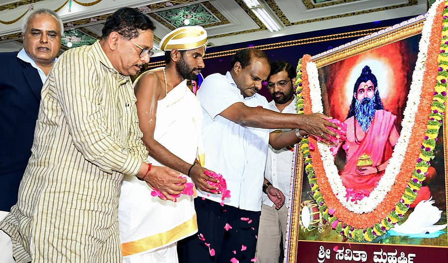 ಮುಖ್ಯಮಂತ್ರಿ ಎಚ್. ಡಿ. ಕುಮಾರಸ್ವಾಮಿ ಅವರು ಸವಿತಾ ಮಹರ್ಷಿ ಭಾವಚಿತ್ರಕ್ಕೆ ಪುಷ್ಪಾರ್ಚನೆ ಮಾಡಿದರು. ವಿಧಾನ ಪರಿಷತ್ ಸದಸ್ಯ ಎಂ.ಸಿ.ವೇಣುಗೋಪಾಲ್, ಉಪ ಮುಖ್ಯಮಂತ್ರಿ ಜಿ.ಪರಮೇಶ್ವರ್, ಕೊಂಚೂರು ಸವಿತಾ ಪೀಠದ ಶ್ರೀಧರಾನಂದ ಸರಸ್ವತಿ ಸ್ವಾಮೀಜಿ ಇದ್ದಾರೆ - ಪ್ರಜಾವಾಣಿ ಚಿತ್ರ