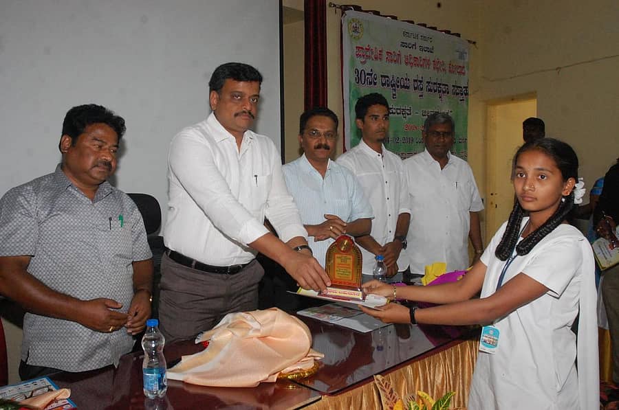 ಕೋಲಾರದಲ್ಲಿ ಬುಧವಾರ ನಡೆದ ರಸ್ತೆ ಸುರಕ್ಷತಾ ಸಪ್ತಾಹದ ಸಮಾರೋಪ ಸಮಾರಂಭದಲ್ಲಿ ವಿವಿಧ ಸ್ಪರ್ಧೆಗಳ ವಿಜೇತರಿಗೆ ಸಾರಿಗೆ ಇಲಾಖೆ ಜಂಟಿ ಆಯುಕ್ತ ಮಲ್ಲಿಕಾರ್ಜುನ್ ಬಹುಮಾನ ವಿತರಿಸಿದರು.