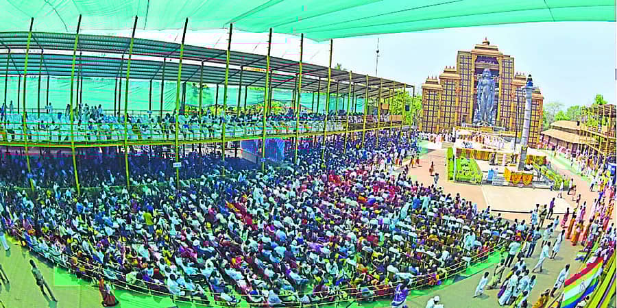 ರತ್ನಗಿರಿಯಲ್ಲಿ ಶನಿವಾರ ಬಾಹುಬಲಿ ಮಹಾಮಸ್ತಕಾಭಿಷೇಕ ನೋಡಲು ಸೇರಿದ್ದ ಜನ. ಪ್ರಜಾವಾಣಿ ಚಿತ್ರ/ ಗೋವಿಂದರಾಜ ಜವಳಿ