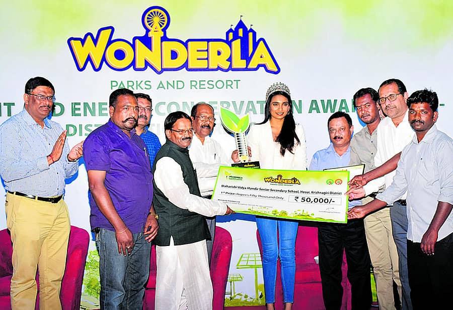 ಪ್ರಥಮ ಸ್ಥಾನ ಪಡೆದ ಹೊಸೂರಿನ ಮಹರ್ಷಿ ವಿದ್ಯಾಮಂದಿರ ತಂಡಕ್ಕೆ ರೋಷ್ಮಿತಾ ಹರಿಮೂರ್ತಿ ಪ್ರಶಸ್ತಿ ಪ್ರದಾನ ಮಾಡಿದರು