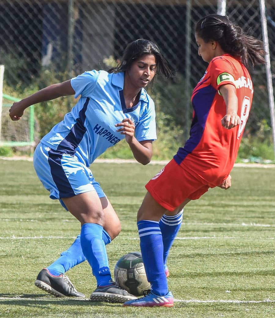 ಐಎಫ್ಎಫ್ ತಂಡದ ರಮ್ಯಾ ಪೆರಿಯಸ್ವಾಮಿ (ಎಡ) ಮತ್ತು ಮಿಸಾಕ ಯುನೈಟೆಡ್ ತಂಡದ ತಾರಿಣಿ ಕುಮಾರ್ ಅವರು ಚೆಂಡಿನ ಮೇಲೆ ನಿಯಂತ್ರಣ ಸಾಧಿಸಲು ಪ್ರಯತ್ನಿಸಿದರು –ಪ್ರಜಾವಾಣಿ ಚಿತ್ರ