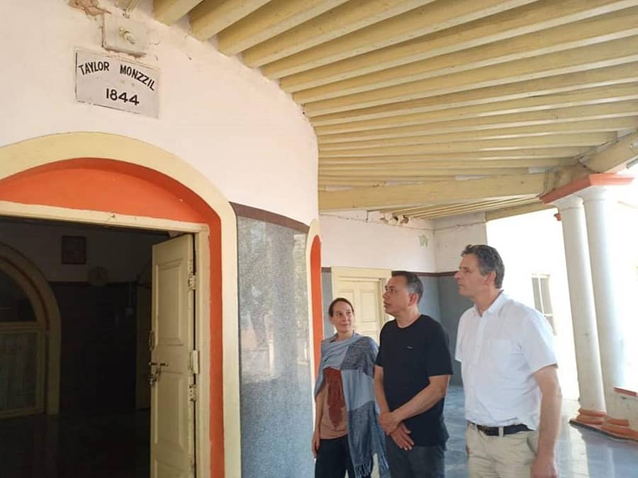 ಸುರಪುರದ ಟೇಲರ್‌ ಮಂಜಿಲ್‌ ಆವರಣದಲ್ಲಿ ಕ್ರಿಸ್ಟಲ್ ಮೇಸ್, ಅಲ್ಬರ್ಟೊ ಟೇಲರ್ ಮತ್ತು ಜುಲಿಯನ್ ಟೇಲರ್  ಚಿತ್ರಗಳು: ಟಿ. ನಾಗೇಂದ್ರ