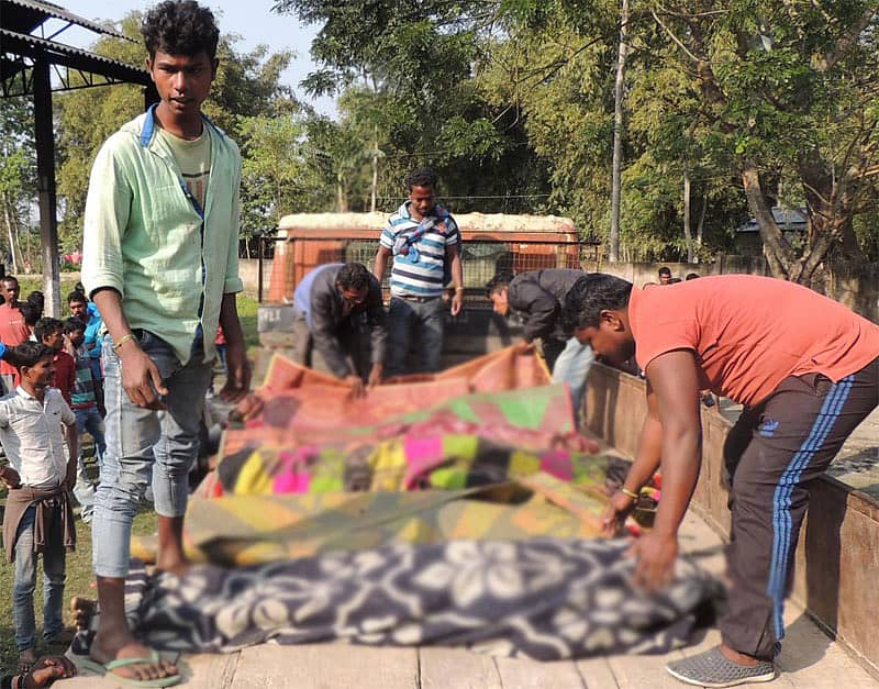 ಮೃತದೇಹಗಳನ್ನು ಸಾಗಿಸುತ್ತಿರುವ ದೃಶ್ಯ (ಕೃಪೆ: ಎಎಫ್ಪಿ)
