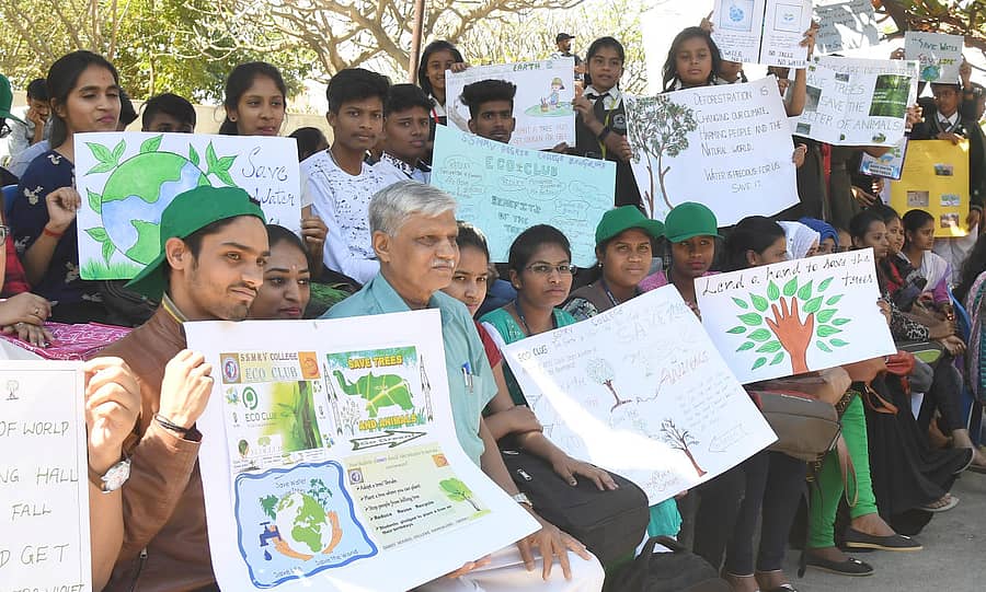 ಅಭಿಯಾನದಲ್ಲಿ ವಿದ್ಯಾರ್ಥಿಗಳು ಭಿತ್ತಿಚಿತ್ರಗಳನ್ನು ಪ್ರದರ್ಶಿಸಿದರು – ಪ್ರಜಾವಾಣಿ ಚಿತ್ರ