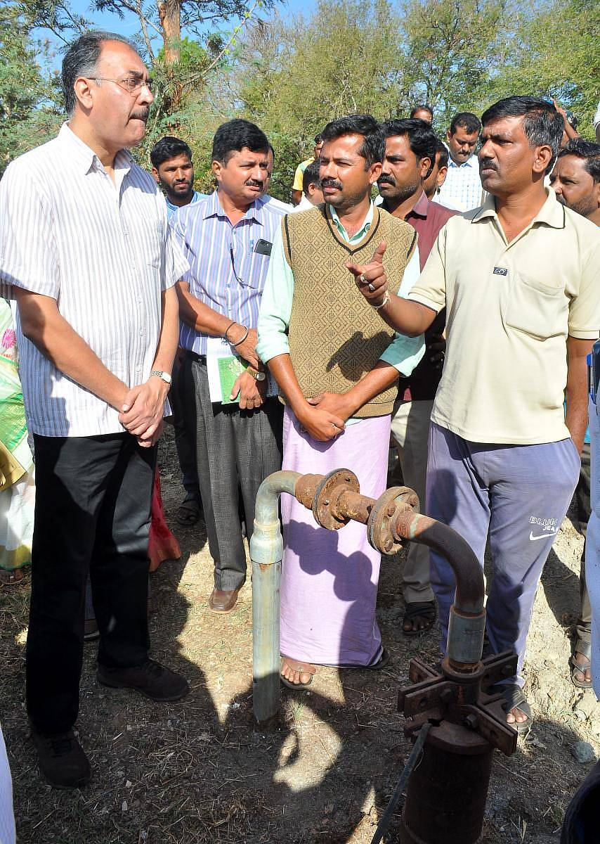 ಹಾವೇರಿಯ ಕರ್ಜಗಿಗೆ ಗುರುವಾರ ಭೇಟಿ ನೀಡಿದ ಡಾ.ಅಭಿಲಾಕ್ಷ್ ಲಿಖಿ ನೇತೃತ್ವದ ಕೇಂದ್ರ ಬರ ಅಧ್ಯಯನ ತಂಡಕ್ಕೆ ಸ್ಥಳೀಯ ರೈತರಾದ ವೃಷಭೇಂದ್ರಗೌಡ ಪಾಟೀಲ ಹಾಗೂ ಉದಯಗೌಡ ಪಾಟೀಲ ಖಾಸಗಿ ಕೊಳವೆಬಾವಿ ನೀರು ಪೂರೈಸುವ ಕುರಿತು ಮಾಹಿತಿ ನೀಡಿದರು