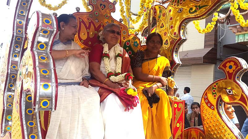 ಇನ್ಫೊಸಿಸ್ ಪ್ರತಿಷ್ಠಾನದ ಅಧ್ಯಕ್ಷೆ ಸುಧಾಮೂರ್ತಿ ಸಮ್ಮೇಳನಾಧ್ಯಕ್ಷರಾಗಿದ್ದು, ಮೆರವಣಿಗೆಯಲ್ಲಿ ಭಾಗವಹಿಸಿದ್ದರು. –ಪ್ರಜಾವಾಣಿ ಚಿತ್ರ