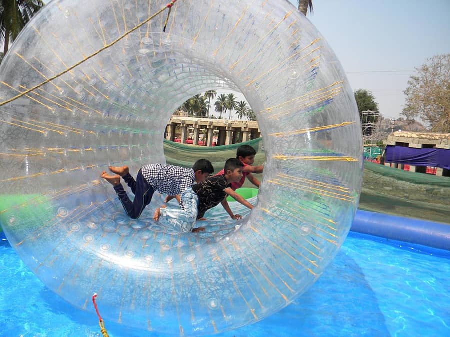 ಟ್ಯಾಂಪೋಲೈನ್ ಆಟಿಕೆಯಲ್ಲಿ ಪುಟಿದೇಳುತ್ತಿರುವ ಚಿಣ್ಣರು