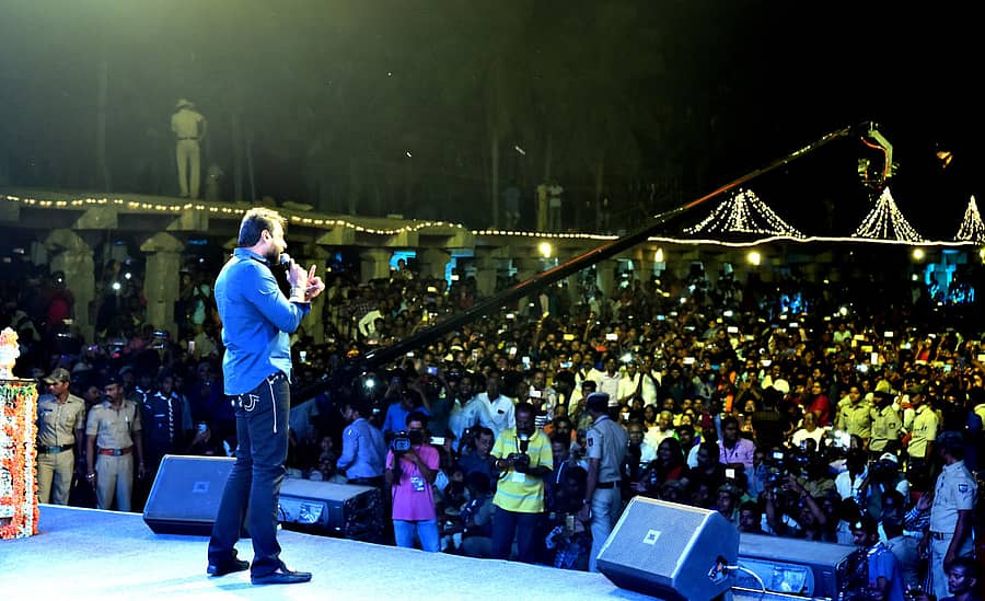 ಹಂಪಿಯ ವಿರೂಪಾಕ್ಷೇಶ್ವರ ದೇವಾಲಯದ ಎದುರು ಬಸವಣ್ಣ ವೇದಿಕೆಯಲ್ಲಿ ಶನಿವಾರ ರಾತ್ರಿ ಹಂಪಿ ಉತ್ಸವ ಉದ್ಘಾಟನೆ ಕಾರ್ಯಕ್ರಮದಲ್ಲಿ ನೆರೆದ ಜನಸ್ತೋಮದ ಎದುರು ನಿಂತ ನಟ ದರ್ಶನ್ ವರ್ಣರಂಜಿತ ದೀಪಾಲಂಕಾರದಲ್ಲಿ ಕಣ್ಕೋರೈಸಿದರು – ಪ್ರಜಾವಾಣಿ ಚಿತ್ರ:ತಾಜುದ್ದೀನ್ ಆಜಾದ್