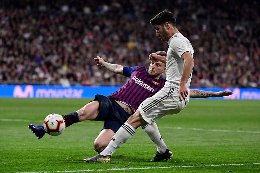 ಬಾರ್ಸಿಲೋನಾ ತಂಡದ ಇವಾನ್ ರ್ಯಾಕಿಟಿಕ್ (ಎಡ) ಚೆಂಡಿನ ಮೇಲೆ ನಿಯಂತ್ರಣ ಸಾಧಿಸಲು ಪ್ರಯತ್ನಿಸಿದರು –ಎಎಫ್ಪಿ ಚಿತ್ರ