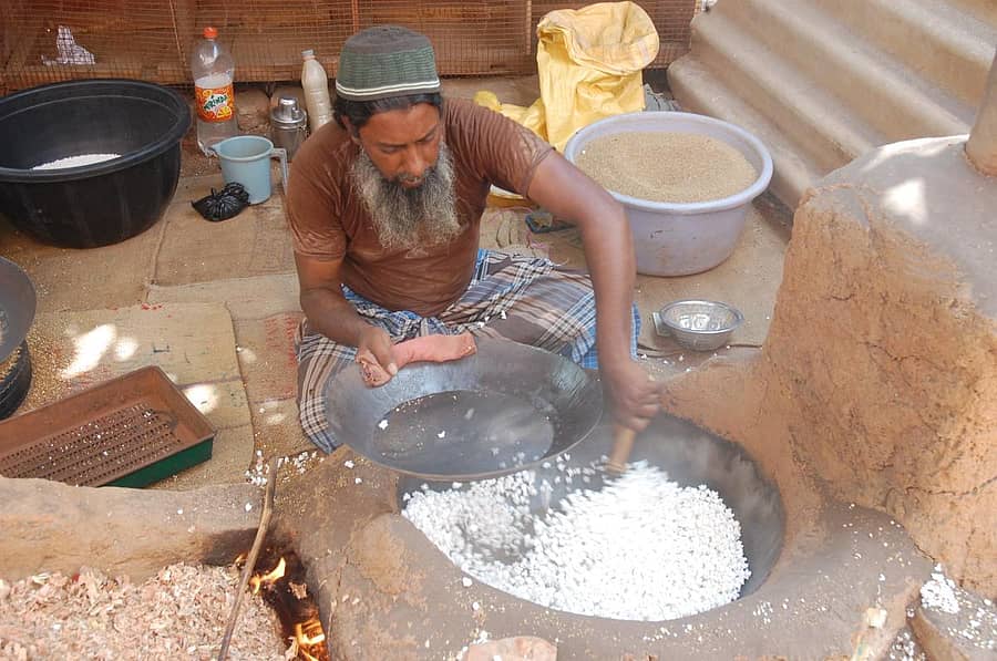 ಕೋಲಾರದ ಜಮಾಲ್ ನಗರದ ಮನೆಯೊಂದರಲ್ಲಿ ಸಾಮೆ ಪುರಿ ಹುರಿಯುತ್ತಿರುವುದು.