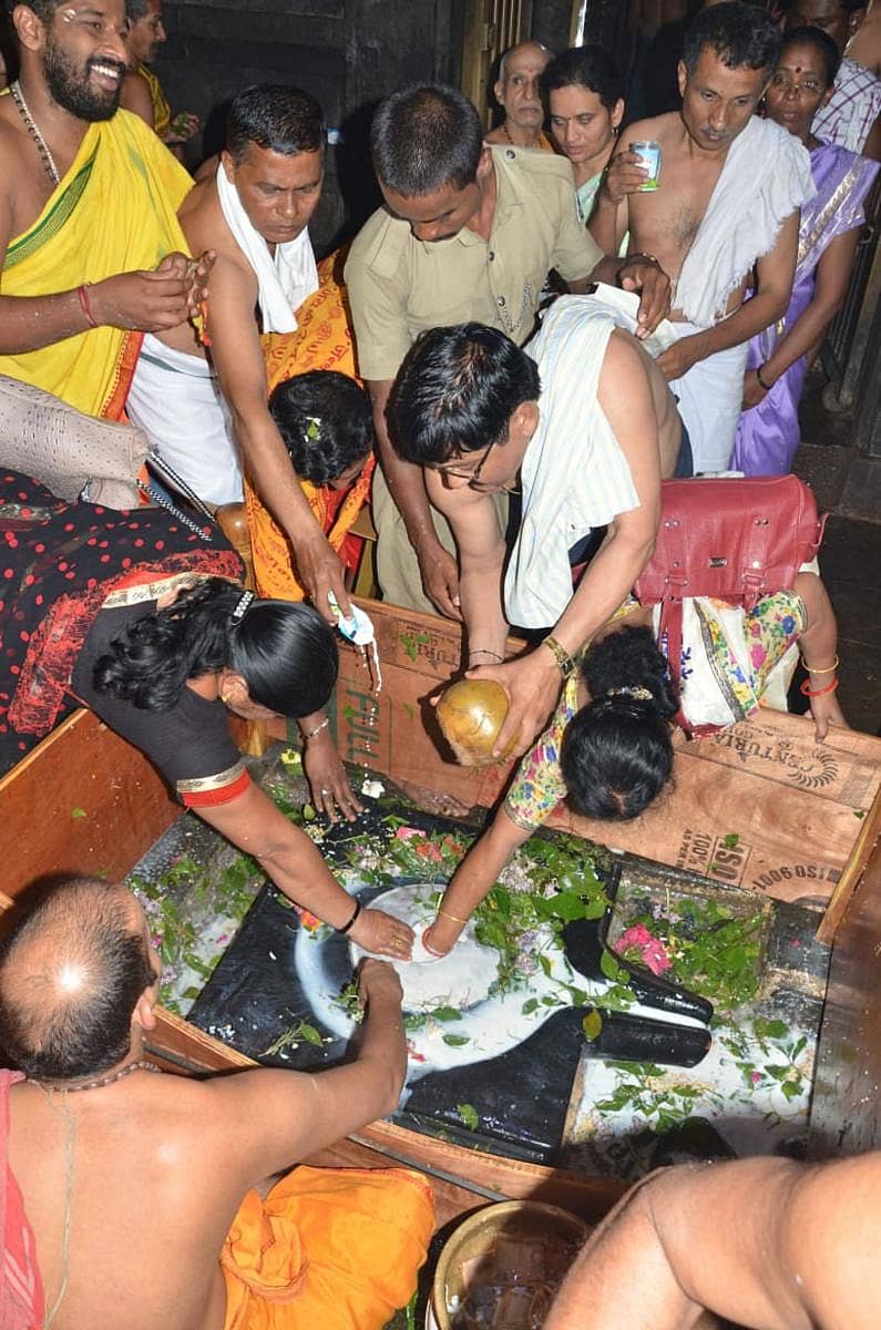 ಗೋಕರ್ಣದಲ್ಲಿ ಮಹಾಬಲೇಶ್ವರನ ಆತ್ಮಲಿಂಗಕ್ಕೆ ಭಕ್ತರು ಸೋಮವಾರ ಪೂಜೆ ಸಲ್ಲಿಸಿದರು.