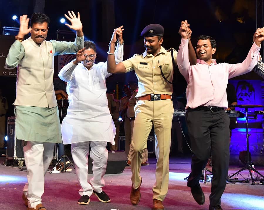 ಹಂಪಿ ಉತ್ಸವದ ಪ್ರಯುಕ್ತ ಭಾನುವಾರ ತಡರಾತ್ರಿ ನಡೆದ ರಸಮಂಜರಿ ಕಾರ್ಯಕ್ರಮದಲ್ಲಿ ಸಚಿವ ಈ. ತುಕಾರಾಂ, ಸಂಸದ ವಿ.ಎಸ್. ಉಗ್ರಪ್ಪ, ಜಿಲ್ಲಾ ಪೊಲೀಸ್ ವರಿಷ್ಠಾಧಿಕಾರಿ ಅರುಣ್ ರಂಗರಾಜನ್ ಹಾಗೂ ಜಿಲ್ಲಾಧಿಕಾರಿ ರಾಮಪ್ರಸಾದ್ ಮನೋಹರ್ ಡಾನ್ಸ್ ಮಾಡಿ ಗಮನ ಸೆಳೆದರು–ಪ್ರಜಾವಾಣಿ ಚಿತ್ರ: ತಾಜುದ್ದೀನ್ ಆಜಾದ್