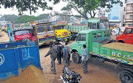 ಸಮಗ್ರ ಮರಳು ನೀತಿ ರೂಪಿಸುವುದು ಸೇರಿದಂತೆ ವಿವಿಧ ಬೇಡಿಕೆಗಳ ಈಡೇರಿಕೆಗೆ ಆಗ್ರಹಿಸಿ ರಾಜ್ಯ ಲಾರಿ ಮಾಲೀಕರು ಹಾಗೂ ಏಜೆಂಟರ ಸಂಘದ ಸದಸ್ಯರು ನಗರದಲ್ಲಿ ಮುಷ್ಕರ ನಡೆಸುತ್ತಿರುವ ಪರಿಣಾಮ ರಸ್ತೆಗಿಳಿಯದೆ ನಿಂತ ಮರಳಿನ ಲಾರಿಗಳು