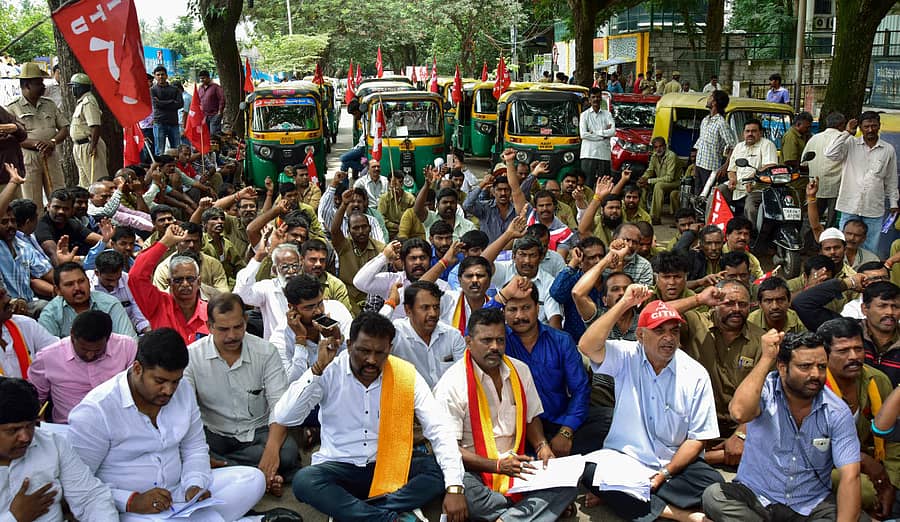 ಸಾರಿಗೆ ರಂಗದ ಚಾಲಕರು ಮತ್ತು ಮಾಲೀಕರ ಸಂಘಟನೆಗಳ ಸಮನ್ವಯ ವೇದಿಕೆಯ ನೇತೃತ್ವದಲ್ಲಿ ಮೋಟಾರು ವಾಹನ (ತಿದ್ದುಪಡಿ) ಮಸೂದೆ-2017 ಜಾರಿಗೊಳಿಸುವ ಕೇಂದ್ರಸರ್ಕಾರದ ನೀತಿಯನ್ನು ವಿರೋಧಿಸಿ ಮಂಗಳವಾರ ನಗರದಲ್ಲಿ ಪ್ರತಿಭಟನೆ ನಡೆಸಿದರು -ಪ್ರಜಾವಾಣಿ ಚಿತ್ರ