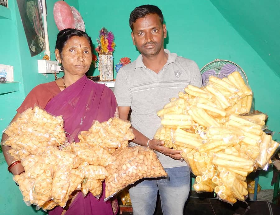 ಸಂಡಿಗೆ ಮತ್ತು ಶಂಕರಪಳೆಯೊಂದಿಗೆ ಲಕ್ಷ್ಮಮ್ಮ ಮತ್ತು ಅವರ ಪುತ್ರ ಅನಂತ್