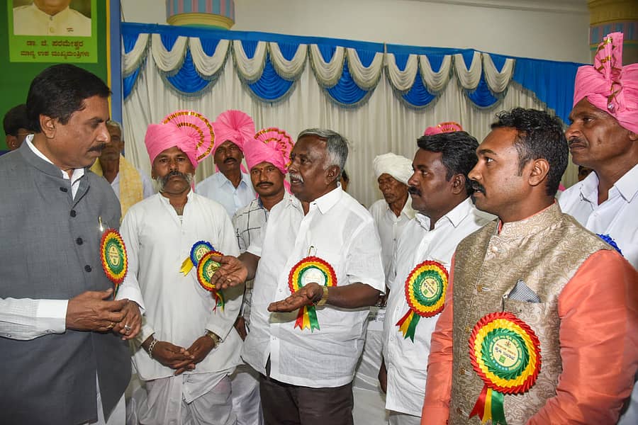 ಕೃಷಿ ಪಂಡಿತ ಪ್ರಶಸ್ತಿ ಪುರಸ್ಕೃತರು ಸಚಿವ ಶಿವಶಂಕರ ರೆಡ್ಡಿ ಜತೆಗೆ ವಾಗ್ದಾದ ನಡೆಸಿದರು–ಪ್ರಜಾವಾಣಿ ಚಿತ್ರ