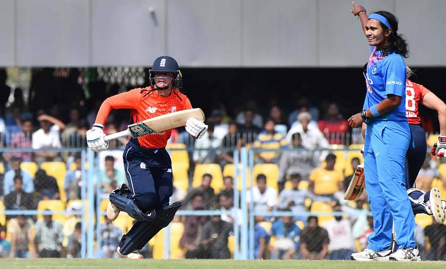 ಇಂಗ್ಲೆಂಡ್ನ ಡೇನಿಯಲ್ ವೈಟ್ ಅವರು ಒಂದು ರನ್ ಓಡುವ ಸಂದರ್ಭದಲ್ಲಿ ರನ್ಔಟ್ಗಾಗಿ ಪ್ರಯತ್ನಿಸುತ್ತಿರುವ ಭಾರತದ ಬೌಲರ್ ಶಿಖಾ ಪಾಂಡೆ –ಎಎಫ್ಪಿ ಚಿತ್ರ