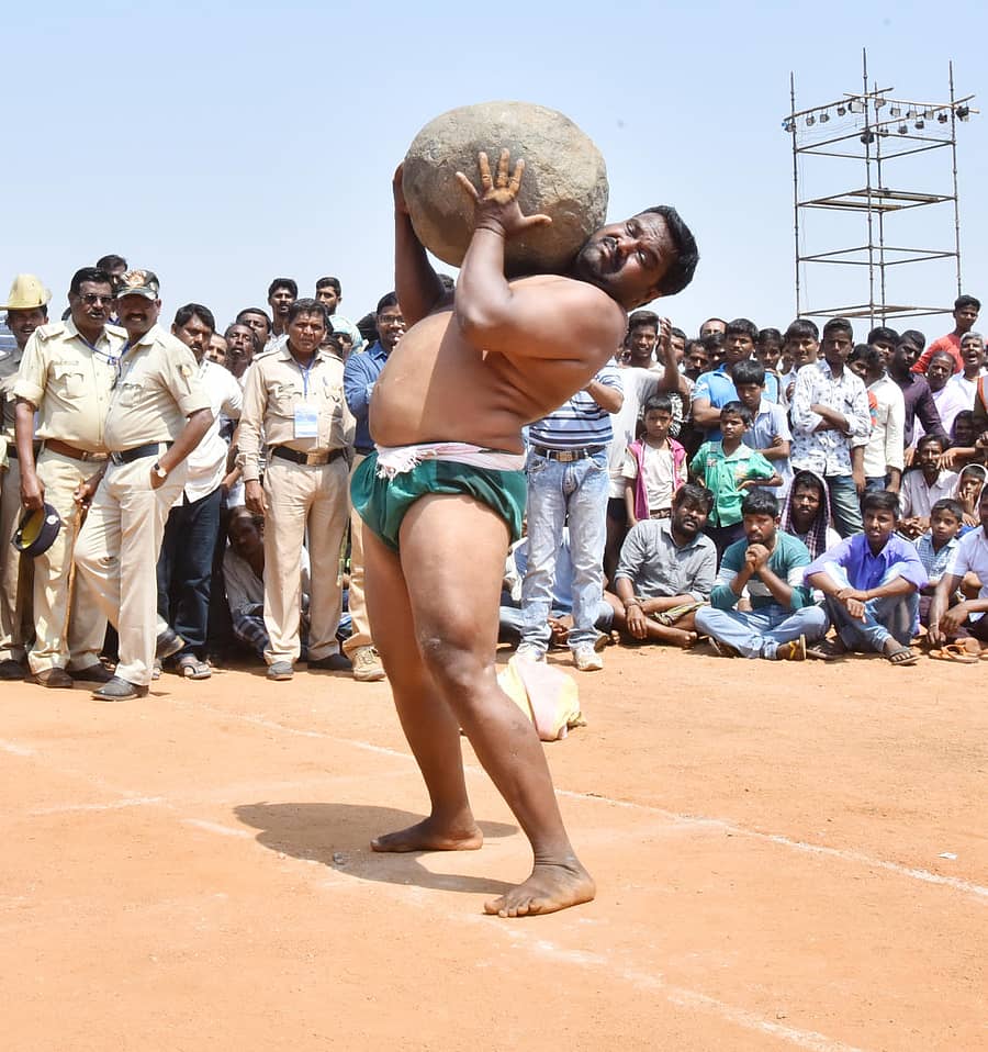 ಹಂಪಿ ಉತ್ಸವದಲ್ಲಿ ಗುಂಡು ಎತ್ತುವ ಸ್ಪರ್ಧೆ