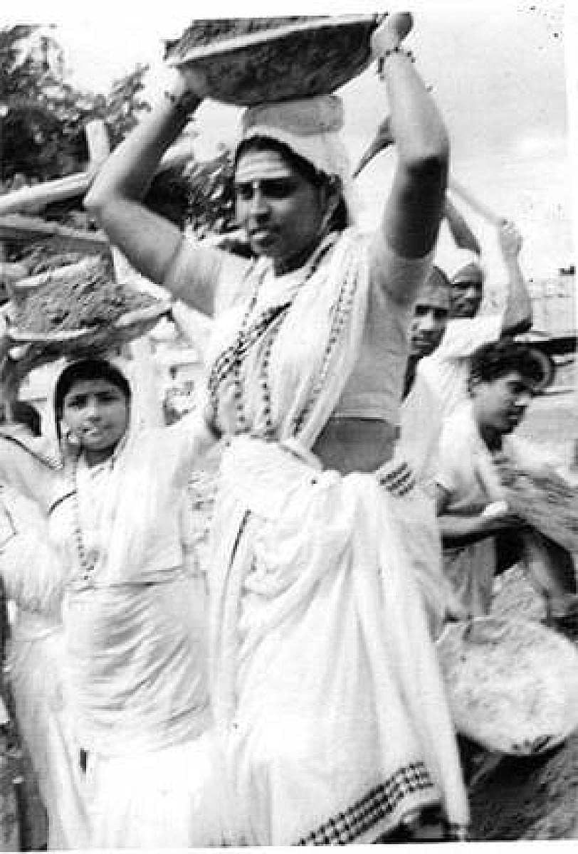 ಬೆಂಗಳೂರಿನ ಬಸವ ಮಂಟಪ ನಿರ್ಮಾಣ ವೇಳೆ ಸಿಮೆಂಟ್ ಬುಟ್ಟಿ ಹೊತ್ತ ಮಾತೆ ಮಹಾದೇವಿ