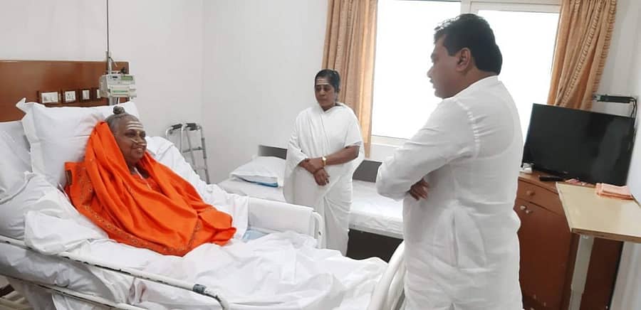 ಆಸ್ಪತ್ರೆಯಲ್ಲಿ ಚಿಕಿತ್ಸೆಗೆ ದಾಖಲಾಗಿದ್ದ ಮಾತೆ ಮಹಾದೇವಿಯನ್ನು ಭೇಟಿ ಮಾಡಿ ಆರೋಗ್ಯ ವಿಚಾರಿಸಿದ್ದ ಗೃಹ ಸಚಿವ ಎಂ.ಬಿ.ಪಾಟೀಲ (ಸಂಗ್ರಹ ಚಿತ್ರ)
