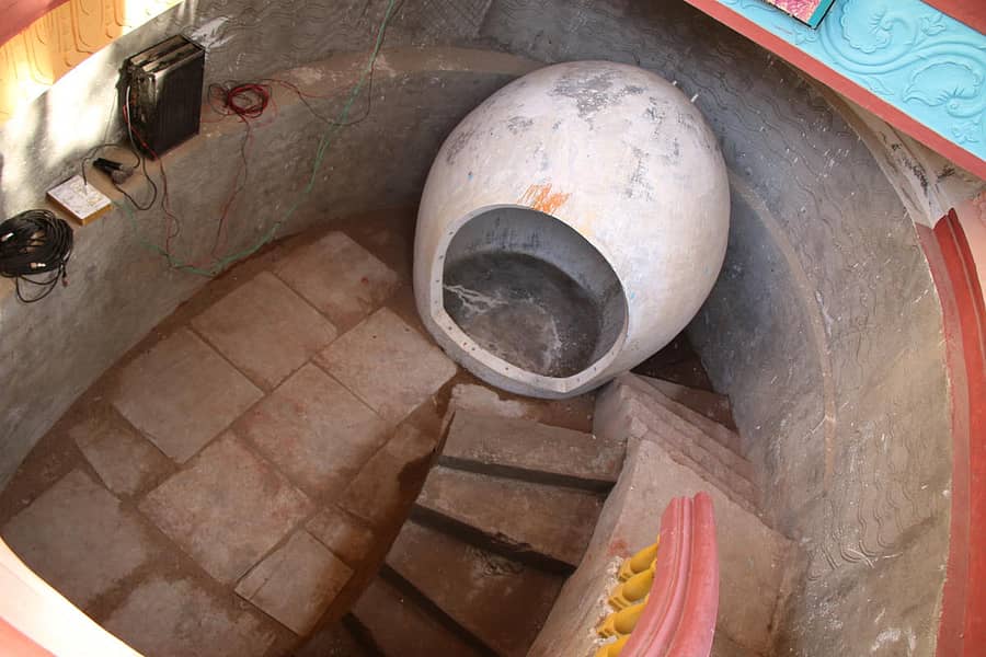 ಕೂಡಲಸಂಗಮದಲ್ಲಿ ಶನಿವಾರ ಮಾತೆ ಮಹಾದೇವಿ ಅವರ ಅಂತ್ಯಕ್ರಿಯೆ ನಡೆಯಲಿರುವ ಕ್ರಿಯಾ ಸಮಾಧಿ ಸ್ಥಳದ ಗೋಲಾಕೃತಿಯ ಇಷ್ಟಲಿಂಗ