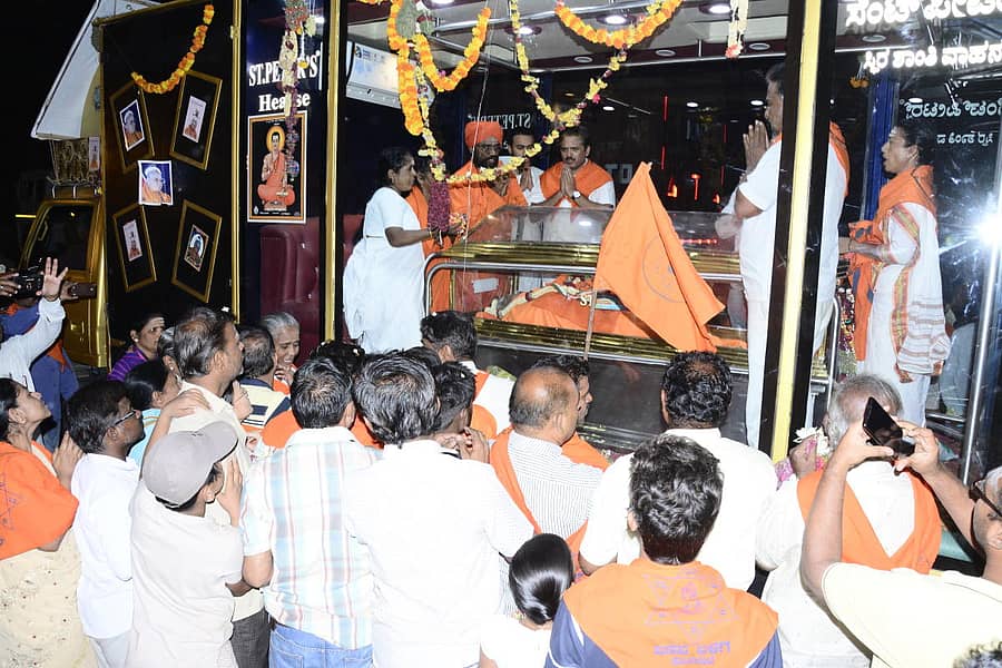 ಶುಕ್ರವಾರ ರಾತ್ರಿ ರಾಷ್ಟ್ರೀಯ ಹೆದ್ದಾರಿ ಮೂಲಕ ಕೊಂಡೊಯ್ಯಲಾಗುತ್ತಿದ್ದ ಮಾತೆ ಮಹಾದೇವಿ ಅವರ ಪಾರ್ಥೀವ ಶರೀರದ ದರ್ಶನವನ್ನು ಸ್ಥಳೀಯ ಬಸವ ಬಳಗ, ಲಿಂಗಾಯತ ಸಮಾಜದವರು ಪಡೆದರು–ಪ್ರಜಾವಾಣಿ ಚಿತ್ರ