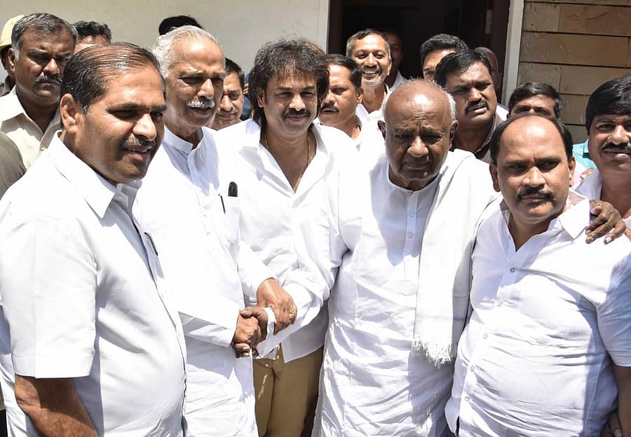 ಶಿವಮೊಗ್ಗ ಮೈತ್ರಿಕೂಟದ ಅಭ್ಯರ್ಥಿ ಮಧು ಬಂಗಾರಪ್ಪ ಗೆಲುವಿಗಾಗಿ ಜೆಡಿಎಸ್ ವರಿಷ್ಠ ಎಚ್.ಡಿ.ದೇವೇಗೌಡ ಅವರು ತಮ್ಮ ಹಿರಿಯ ಸ್ನೇಹಿತ ಕಾಗೋಡು ತಿಮ್ಮಪ್ಪ ಸೇರಿ ಉಭಯ ಪಕ್ಷಗಳ ನಾಯಕರನ್ನು ಭಾನುವಾರ ಭೇಟಿ ಮಾಡಿದರು.