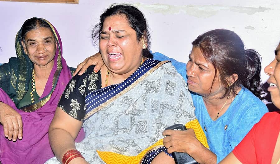 ಮನೆಗೆ ಪತಿಯ ಪಾರ್ಥಿವ ಶರೀರ ತಂದಾಗ ರೋದಿಸಿದ ಕುಸುಮಾ ಶಿವಳ್ಳಿ– ಪ್ರಜಾವಾಣಿ ಚಿತ್ರ/ ತಾಜುದ್ದೀನ್ ಆಜಾದ್