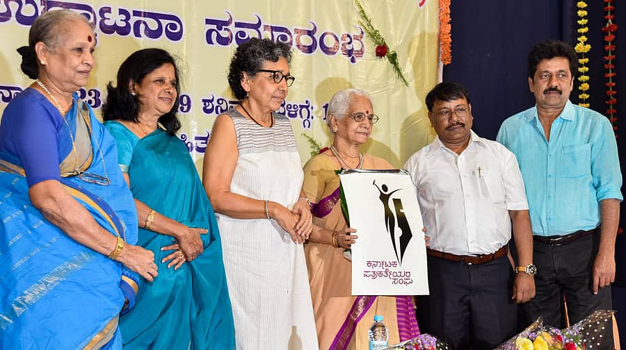 ಹಿರಿಯ ಪರ್ತಕರ್ತೆ ನಾಗಮಣಿ ಎಸ್.ರಾವ್ ಕರ್ನಾಟಕ ಪತ್ರಕರ್ತೆಯರ ಸಂಘದ ಲೋಗೊ ಬಿಡುಗಡೆ ಮಾಡಿದರು. ಹಿರಿಯ ಪತ್ರಕರ್ತೆ ವಿಜಯಾ, ಪ್ರೊ.ಉಷಾರಾಣಿ ನಾರಾಯಣ್, ಪತ್ರಕರ್ತೆ ಕಲ್ಪನಾ ಶರ್ಮಾ, ವಾರ್ತಾ ಮತ್ತು ಸಾರ್ವಜನಿಕ ಸಂಪರ್ಕ ಇಲಾಖೆ ನಿರ್ದೇಶಕ ಎನ್.ಭೃಂಗೀಶ್ ಮತ್ತು ಬೆಂಗಳೂರು ಪ್ರೆಸ್ ಕ್ಲಬ್ ಅಧ್ಯಕ್ಷ ಸದಾಶಿವ ಶೆಣೈ ಇದ್ದಾರೆ –ಪ್ರಜಾವಾಣಿ ಚಿತ್ರ