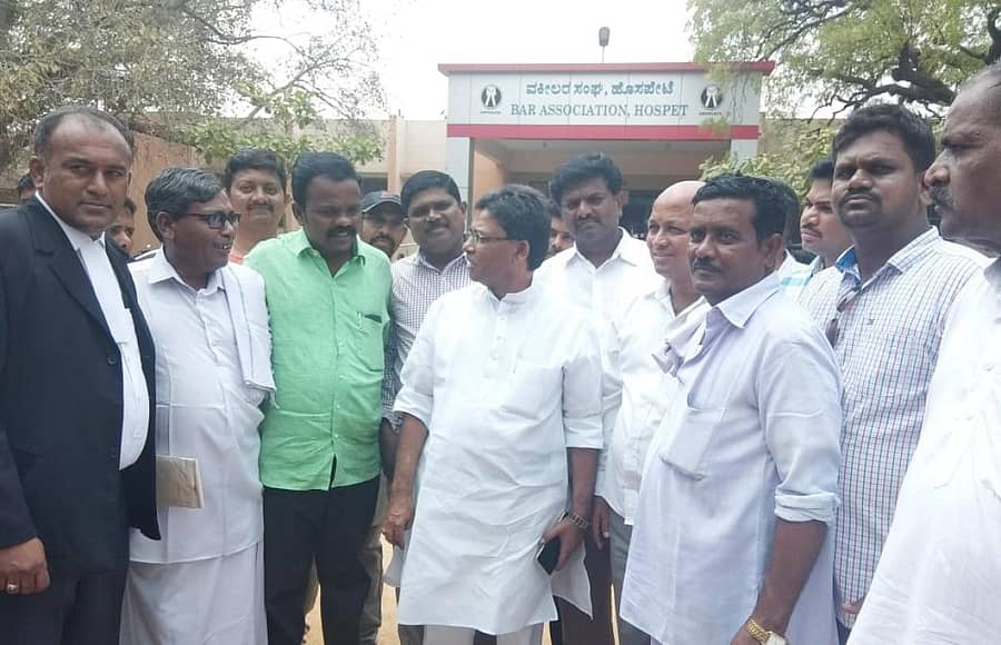 ಹೊಸಪೇಟೆಯಲ್ಲಿ ಸೋಮವಾರ ಸಂಸದ ವಿ.ಎಸ್. ಉಗ್ರಪ್ಪ ಮತಯಾಚಿಸಿದರು