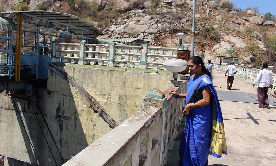 ಮಾಗಡಿ ತಾಲ್ಲೂಕಿನ ಮಂಚನಬೆಲೆ ಜಲಾಶಯಕ್ಕೆ ಜಿಲ್ಲಾ ಪಂಚಾಯಿತಿ ಸದಸ್ಯೆ ಚಂದ್ರಮ್ಮನಂಜಯ್ಯ ಭೇಟಿ ನೀಡಿ ಕ್ರೆಸ್ಟ್ಗೇಟ್ ವೀಕ್ಷಿಸಿದರು