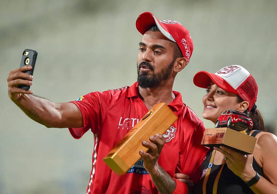 ಕಿಂಗ್ಸ್ ಇಲೆವನ್ ಪಂಜಾಬ್ ತಂಡದ ಸಹಮಾಲೀಕರಾದ ಪ್ರೀತಿ ಜಿಂಟಾ ಅವರೊಂದಿಗೆ ಕೆ. ಎಲ್. ರಾಹುಲ್ ಸೆಲ್ಫಿ