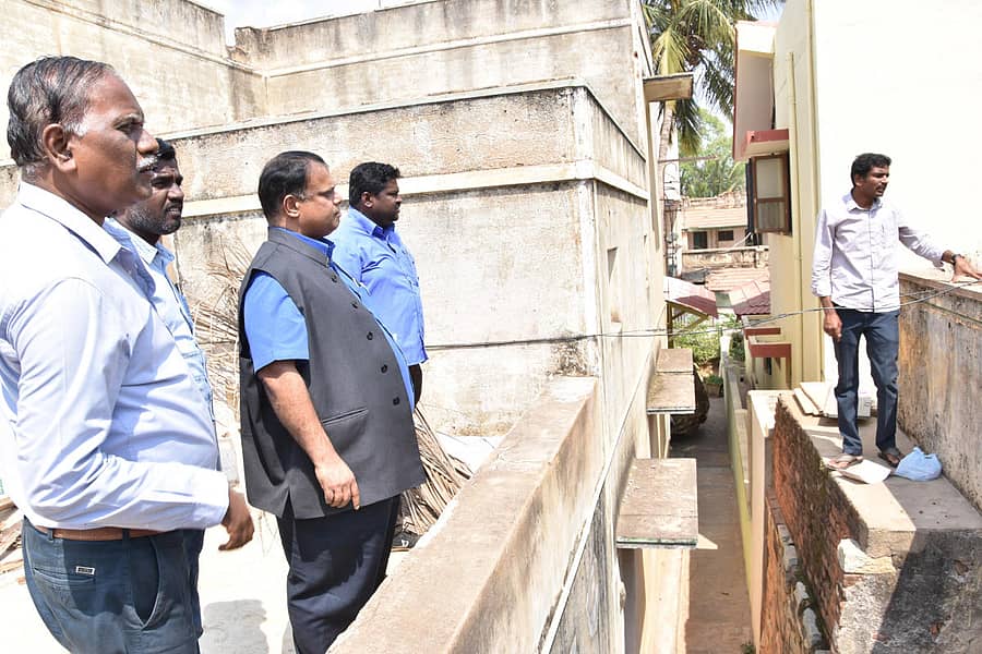 ಚಿಕ್ಕಬಳ್ಳಾಪುರದ ಬಾಲಕಿಯರ ಸರ್ಕಾರಿ ಬಾಲ ಮಂದಿರದ ಕಟ್ಟಡವನ್ನು ಶುಕ್ರವಾರ ಕರ್ನಾಟಕ ಮಕ್ಕಳ ಹಕ್ಕುಗಳ ರಕ್ಷಣಾ ಆಯೋಗದ ಅಧ್ಯಕ್ಷ ಆ್ಯಂಟನಿ ಸೆಬಾಸ್ಟಿಯನ್ ಅವರು ಪರಿಶೀಲಿಸಿದರು.