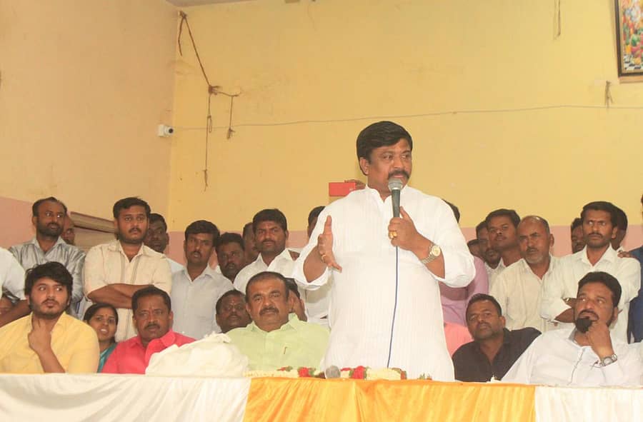 ಕೋಲಾರದಲ್ಲಿ ಶುಕ್ರವಾರ ನಡೆದ ನಮ್ಮ ಕಾಂಗ್ರೆಸ್ ಪಕ್ಷದ ಕಾರ್ಯಕರ್ತರು ಮತ್ತು ಮುಖಂಡರ ಸಭೆಯಲ್ಲಿ ಮಾಜಿ ಶಾಸಕ ವರ್ತೂರು ಪ್ರಕಾಶ್ ಮಾತನಾಡಿದರು.