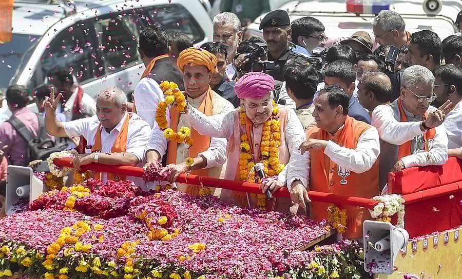 ಲೋಕಸಭಾ ಚುನಾವಣೆಗೆ ನಾಮಪತ್ರ ಸಲ್ಲಿಸುವುದಕ್ಕೂ ಮುನ್ನ ಬಿಜೆಪಿ ಅಧ್ಯಕ್ಷ ಅಮಿತ್‌ ಶಾ ಗಾಂಧಿನಗರದಲ್ಲಿ ರೋಡ್‌ ಶೋ ನಡೆಸಿದರು. ರಾಜನಾಥ್‌ ಸಿಂಗ್‌, ವಿಜಯ್‌ ರೂಪಾಣಿ ಹಾಗೂ ಇತರ ನಾಯಕರು ಜೊತೆಗಿದ್ದರು ಪಿಟಿಐ ಚಿತ್ರ