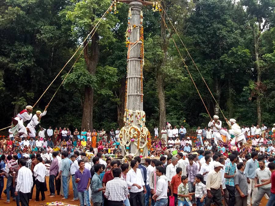 ಸೋಮವಾರಪೇಟೆ ವ್ಯಾಪ್ತಿಯ ಕೂತಿನಾಡು ಸುಗ್ಗಿಯ ಸಂದರ್ಭ ದೇವರ ಒಡೆಕಾರರನ್ನು ಜೋಕಾಲಿಯಲ್ಲಿ ತೂಗುತ್ತಿರುವ ಗ್ರಾಮಸ್ಥರು 