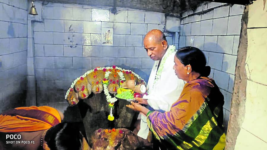 ಬಳ್ಳಾರಿ ಜಿಲ್ಲೆಯ ಬುಕ್ಕಸಾಗರದ ಏಳುಹೆಡೆ ನಾಗದೇವ ದೇವಸ್ಥಾನದಲ್ಲಿ ಕೊಪ್ಪಳ ಲೋಕಸಭಾ ಕ್ಷೇತ್ರದ ಬಿಜೆಪಿ ಅಭ್ಯರ್ಥಿ ಸಂಗಣ್ಣ ಕರಡಿ ಹಾಗೂ ಪತ್ನಿ ನಿಂಗಮ್ಮ ಕರಡಿ ವಿಶೇಷ ಪೂಜೆ ಸಲ್ಲಿಸಿದರು