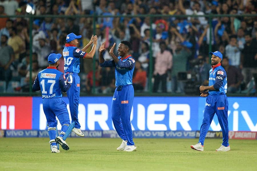 ಕೋಲ್ಕತ್ತ ನೈಟ್ ರೈಡರ್ಸ್ ಎದುರು ‘ಸೂಪರ್’ ಓವರ್ ಮಾಡಿದ ಕಗಿಸೊ ರಬಾಡ ಅವರನ್ನು ಪೃಥ್ವಿ ಶಾ ಅಭಿನಂದಿಸಿದರು –ಎಎಫ್ಪಿ ಚಿತ್ರ