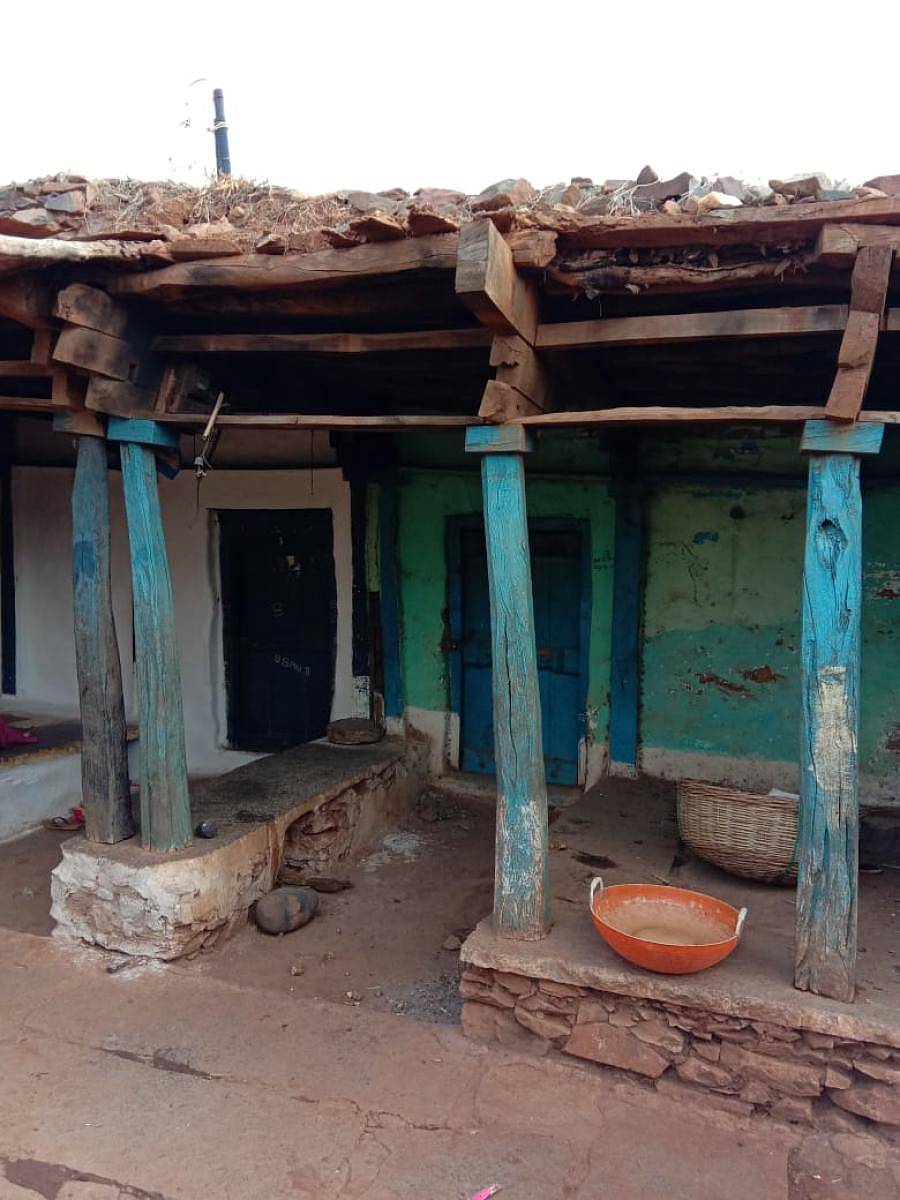 ಶಿರಹಟ್ಟಿ ತಾಲ್ಲೂಕಿನ ಹೊಸಳ್ಳಿ ಗ್ರಾಮದಲ್ಲಿ ಗುಳೆ ಹೋದ ಪರಿಣಾಮ ಮನೆಗಳಿಗೆ ಬೀಗ ಹಾಕಿರುವ ದೃಶ್ಯ