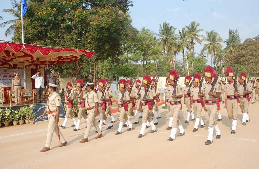 ಕೋಲಾರದಲ್ಲಿ ಮಂಗಳವಾರ ನಡೆದ ಪೊಲೀಸ್ ಧ್ವಜ ದಿನಾಚರಣೆಯಲ್ಲಿ ಸಿಬ್ಬಂದಿ ಪಥಸಂಚಲನ ನಡೆಸಿದರು.