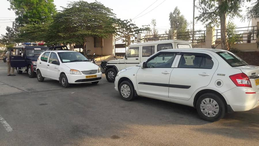 ಬಾಗೇಪಲ್ಲಿ ಟೋಲ್‌ ಪ್ಲಾಜಾ ಮೇಲೆ ದಾಳಿ ನಡೆಸಿದ ಅಧಿಕಾರಿಗಳ ವಾಹನಗಳು