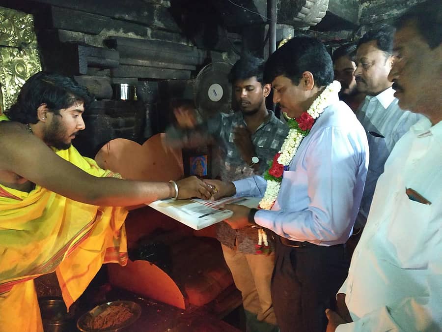 ಕೋಲಾರ ಲೋಕಸಭಾ ಕ್ಷೇತ್ರದ ಪಕ್ಷೇತರ ಅಭ್ಯರ್ಥಿ ವಿ.ಎಂ.ರಮೇಶ್‌ಬಾಬು ಕೋಲಾರಮ್ಮ ದೇವಸ್ಥಾನದಲ್ಲಿ ಗುರುವಾರ ಪೂಜೆ ಸಲ್ಲಿಸಿದರು.