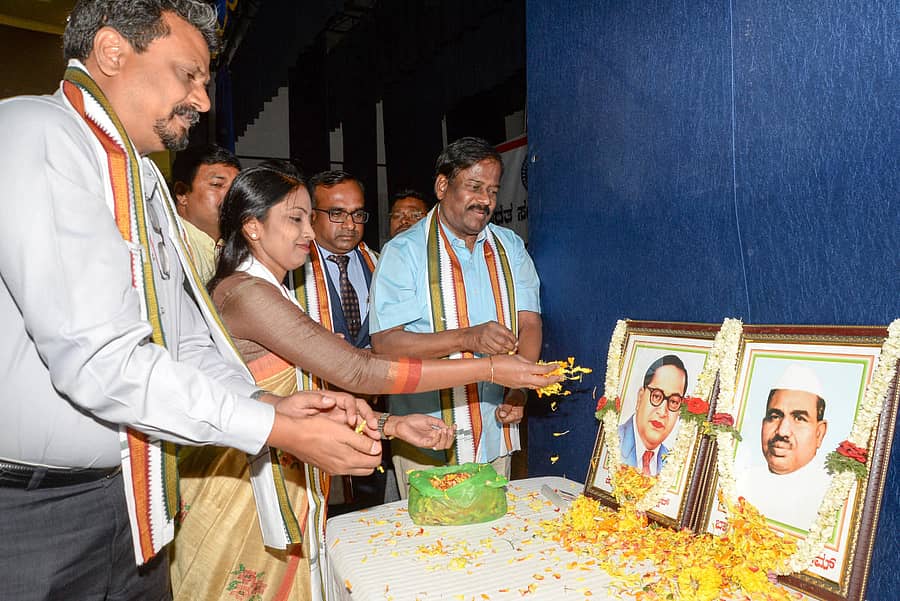 ಕಾರ್ಯಕ್ರಮದಲ್ಲಿ (ಎಡದಿಂದ) ಪ್ರಗತಿಪರ ಚಿಂತಕ ಅಬ್ರಾಹಂ ರೂಬಿ, ಬಹುಜನ ಸಮಾಜದ ಅಧ್ಯಕ್ಷೆ ಜ್ಯೋತಿ, ಉಮಾಶಂಕರ್, ನಿವೃತ್ತ ಐಎಎಸ್ ಅಧಿಕಾರಿ ಸುಭಾಷ್‌ ಭರಣಿ ಅವರು ಅಂಬೇಡ್ಕರ್ ಹಾಗೂ ಜಗಜೀವನ್‌ರಾವ್‌ ಅವರ ಭಾವಚಿತ್ರಗಳಿಗೆ ಪುಷ್ಪ ನಮನ ಸಲ್ಲಿಸಿದರು –ಪ್ರಜಾವಾಣಿ ಚಿತ್ರ