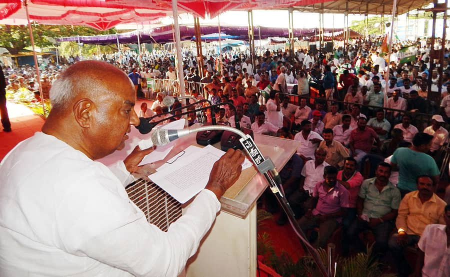 ಶ್ರೀರಂಗಪಟ್ಟಣದಲ್ಲಿ ನಡದ ಸಭೆಯಲ್ಲಿ ಜೆಡಿಎಸ್ ವರಿಷ್ಠ ಎಚ್.ಡಿ.ದೇವೇಗೌಡ ಮಾತನಾಡಿದರು