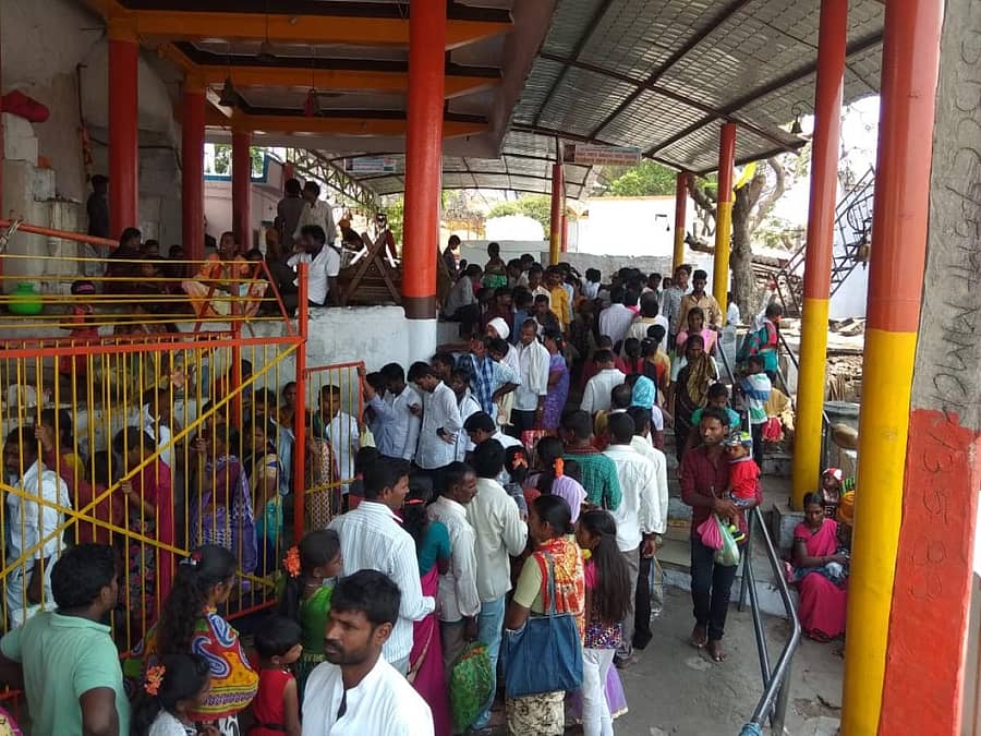 ಯಾದಗಿರಿ ಸಮೀಪದ ಮೈಲಾಪುರದಲ್ಲಿ ಯುಗಾದಿ ಅಮಾವಾಸ್ಯೆ ಅಂಗವಾಗಿ ಮೈಲಾರಲಿಂಗನ ಬೆಟ್ಟದಲ್ಲಿ ಭಕ್ತರು ಪೂಜೆ ಸಲ್ಲಿಸಿ ದೇವರ ದರ್ಶನ ಪಡೆದರು